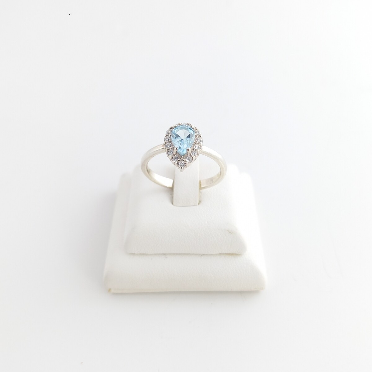 Anillo de plata 925 con circonias y topacio celeste. 