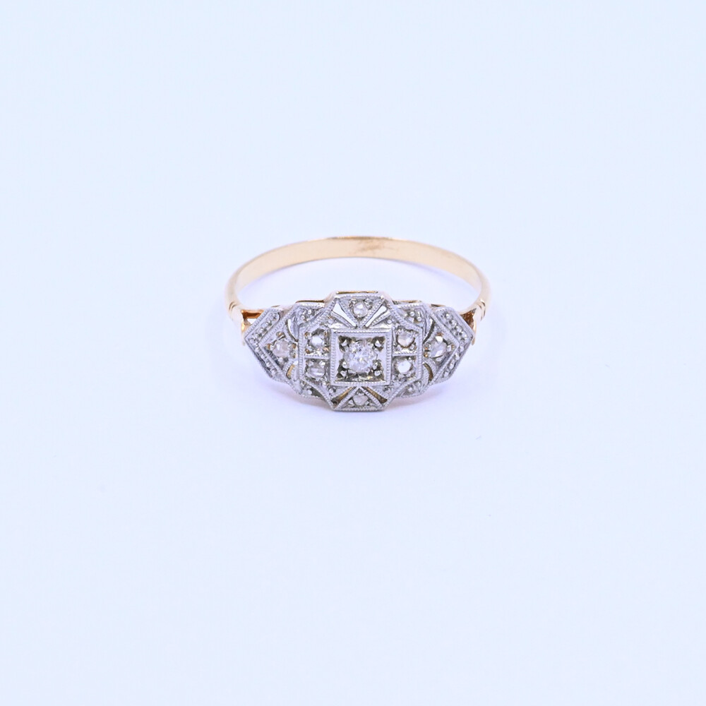 Anillo oro 18k antiguo con brillante central y diamantes. Anillo oro 18k antiguo con brillante central y diamantes.