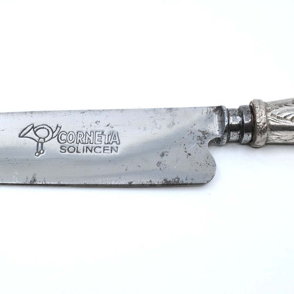 Cuchillo usado plata y oro. Hoja corneta Cuchillo usado plata y oro. Hoja corneta