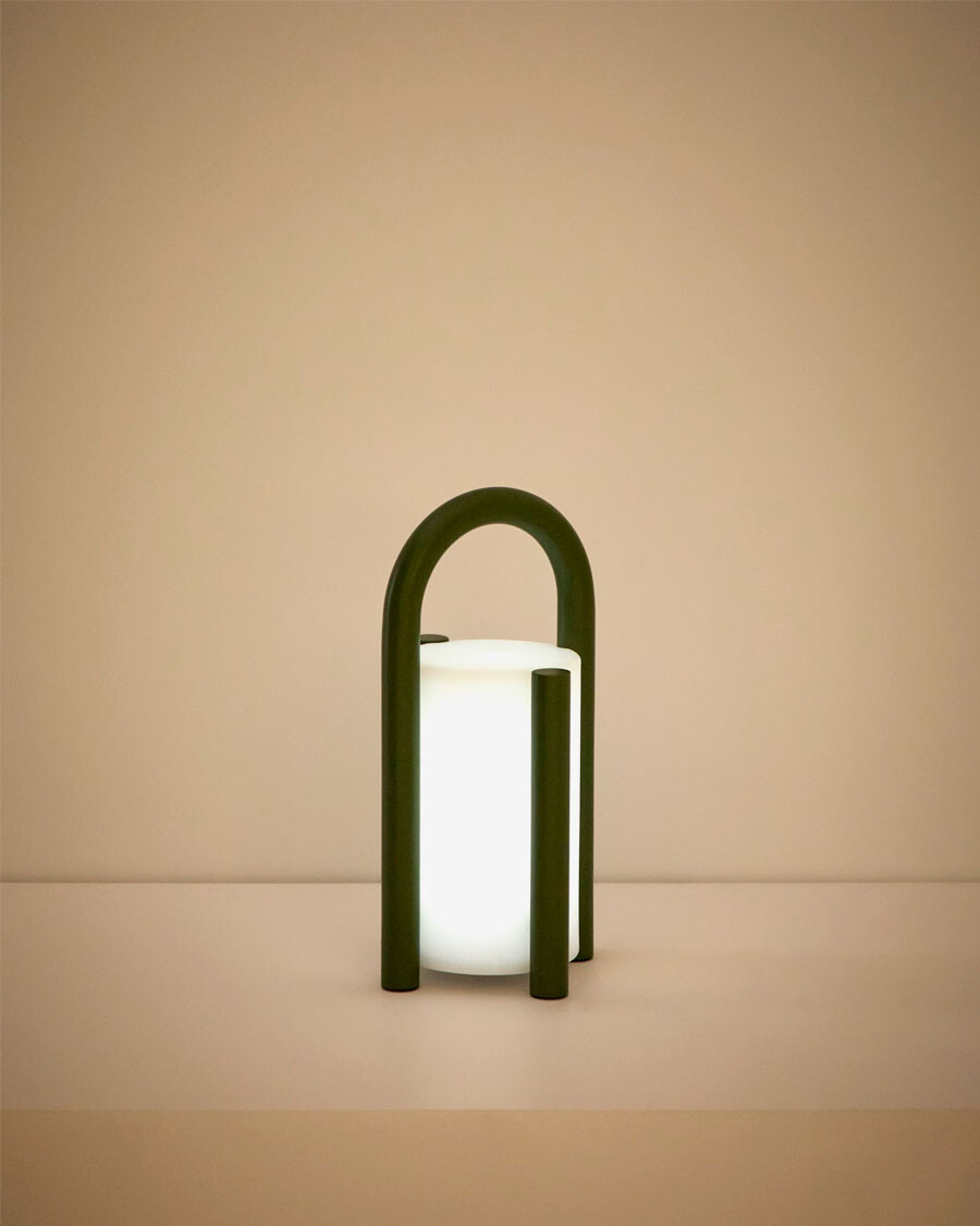 Lámpara de mesa pequeña portátil Leros de polietileno y acero verde Lámpara de mesa pequeña portátil Leros de polietileno y acero verde