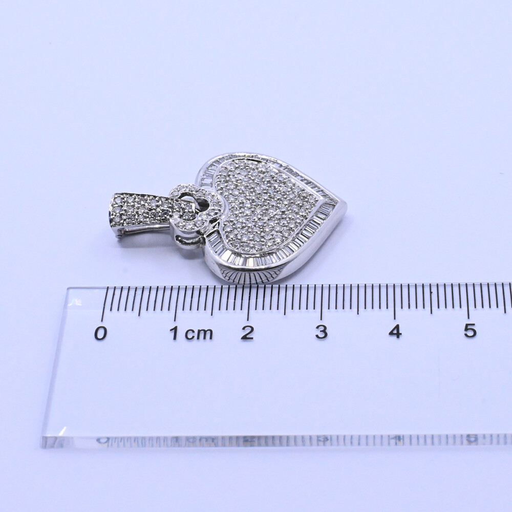 Dije oro 18k blanco corazón con brillantes baguette y redondos. Dije oro 18k blanco corazón con brillantes baguette y redondos.