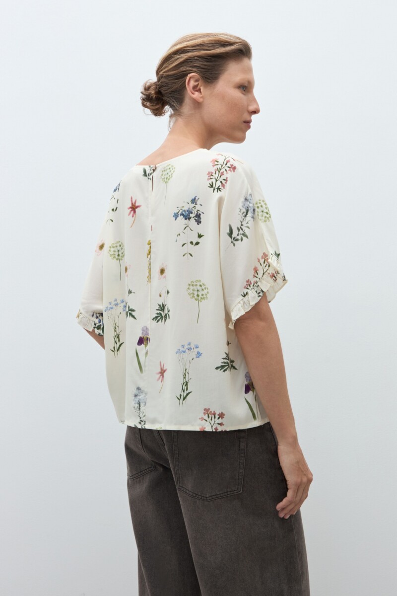 Blusa estampa floral con volados crudo