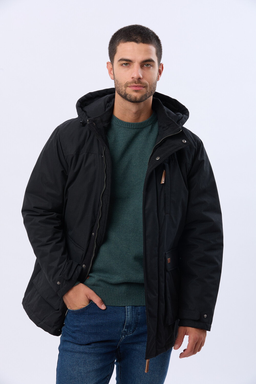 CAMPERA CON CAPUCHA DESMONTABLE Negro