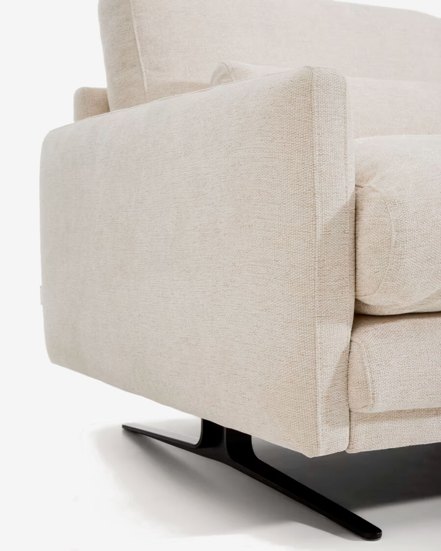 Sofá Veliro 3 plazas de chenilla beige y patas de acero con acabado negro 240 cm FSC Mix Credit Sofá Veliro 3 plazas de chenilla beige y patas de acero con acabado negro 240 cm FSC Mix Credit