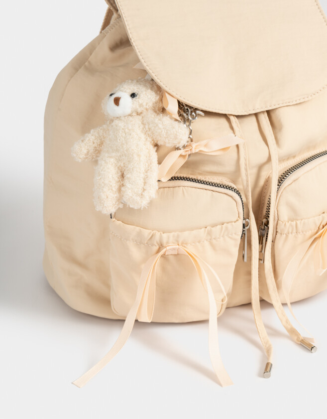 Mochilas Urbanas Mochila Urbana Con Charm Osito - Blanco Crudo