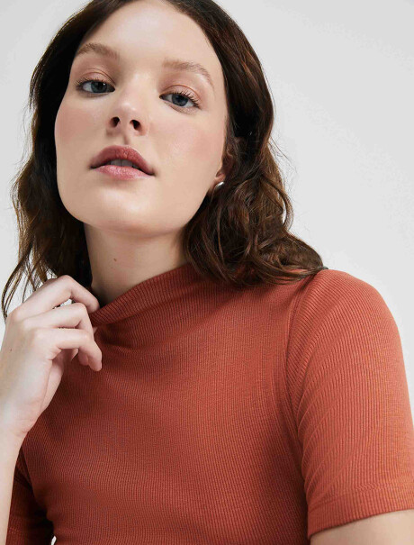 CAMISETA BÁSICA DE CUELLO ALTO NARANJA