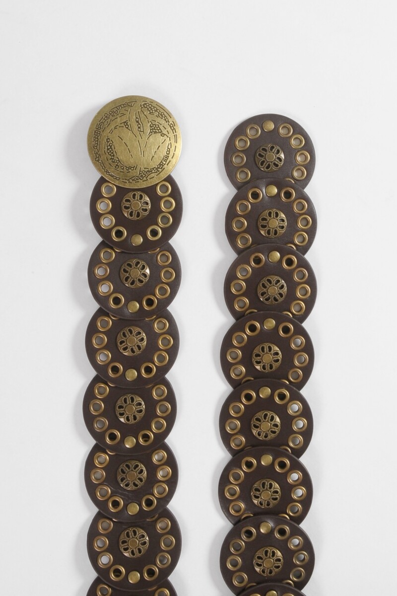 Cinturón diseño circular hebilla medalla chocolate