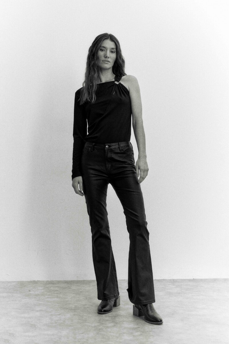 Blusa asimétrica con argolla negro