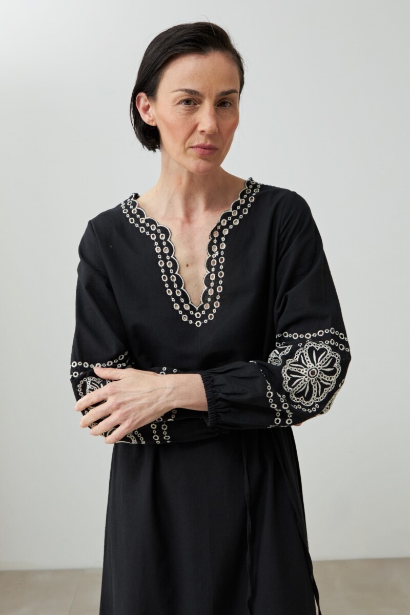 Túnica larga con bordados negro