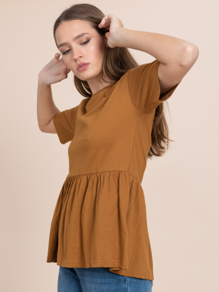 Remera con volado Ocre