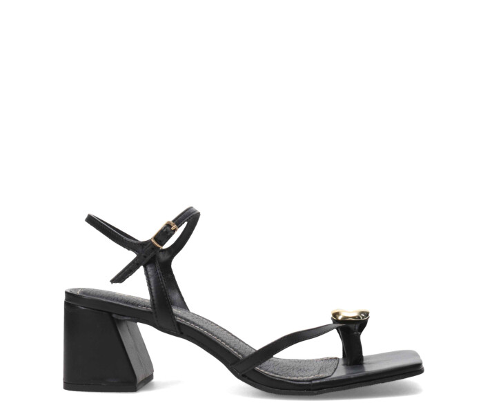 Sandalia tiras finas y aplique metalico Preto