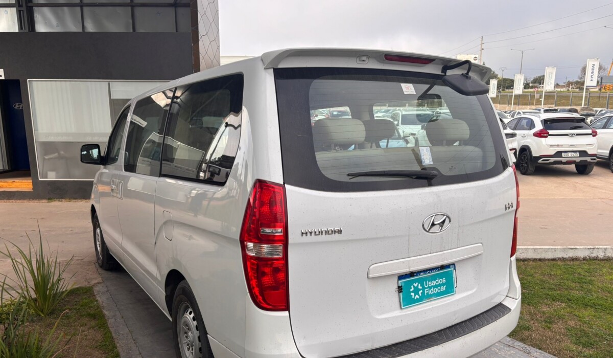 Hyundai H1 12 Plz MiniBus GLS Diesel - 2014 Hyundai H1 12 Plz MiniBus GLS Diesel - 2014