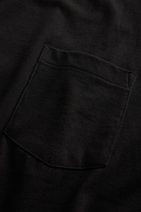 Remera Con Bolsillo Soft Hombre Black 22