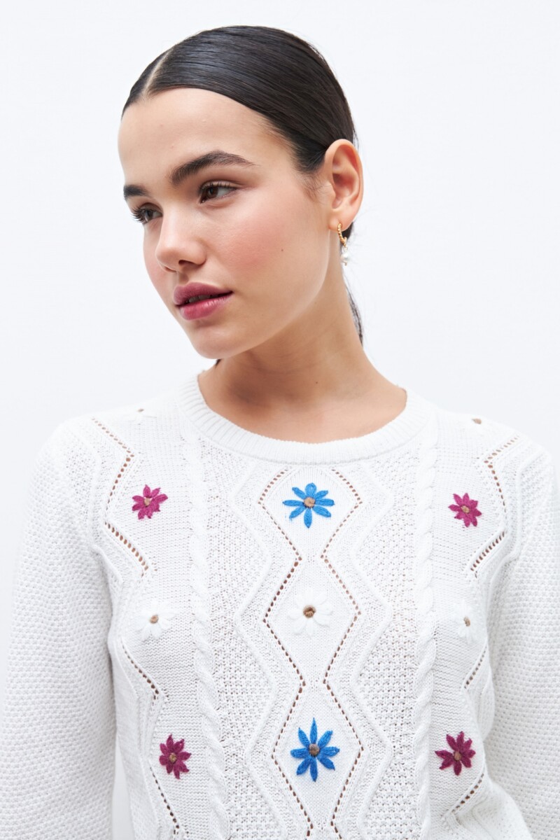 Sweater con bordado floral crudo