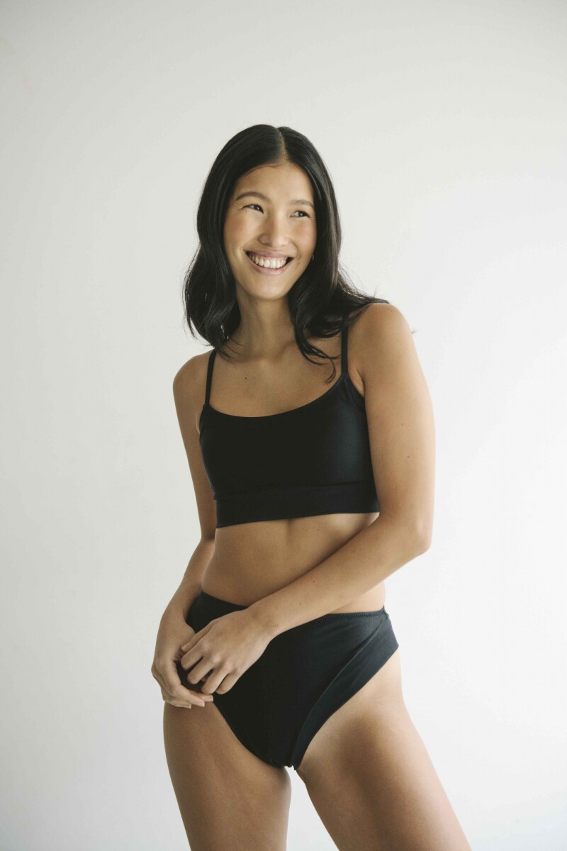 Top Cora – Bikini con copas removibles y protección UV+50 Negro