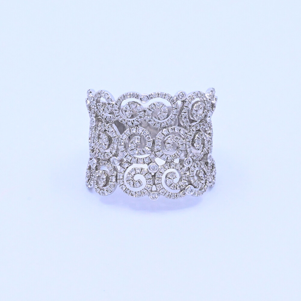 Anillo oro 14k blanco con brillantes calado ancho. Anillo oro 14k blanco con brillantes calado ancho.