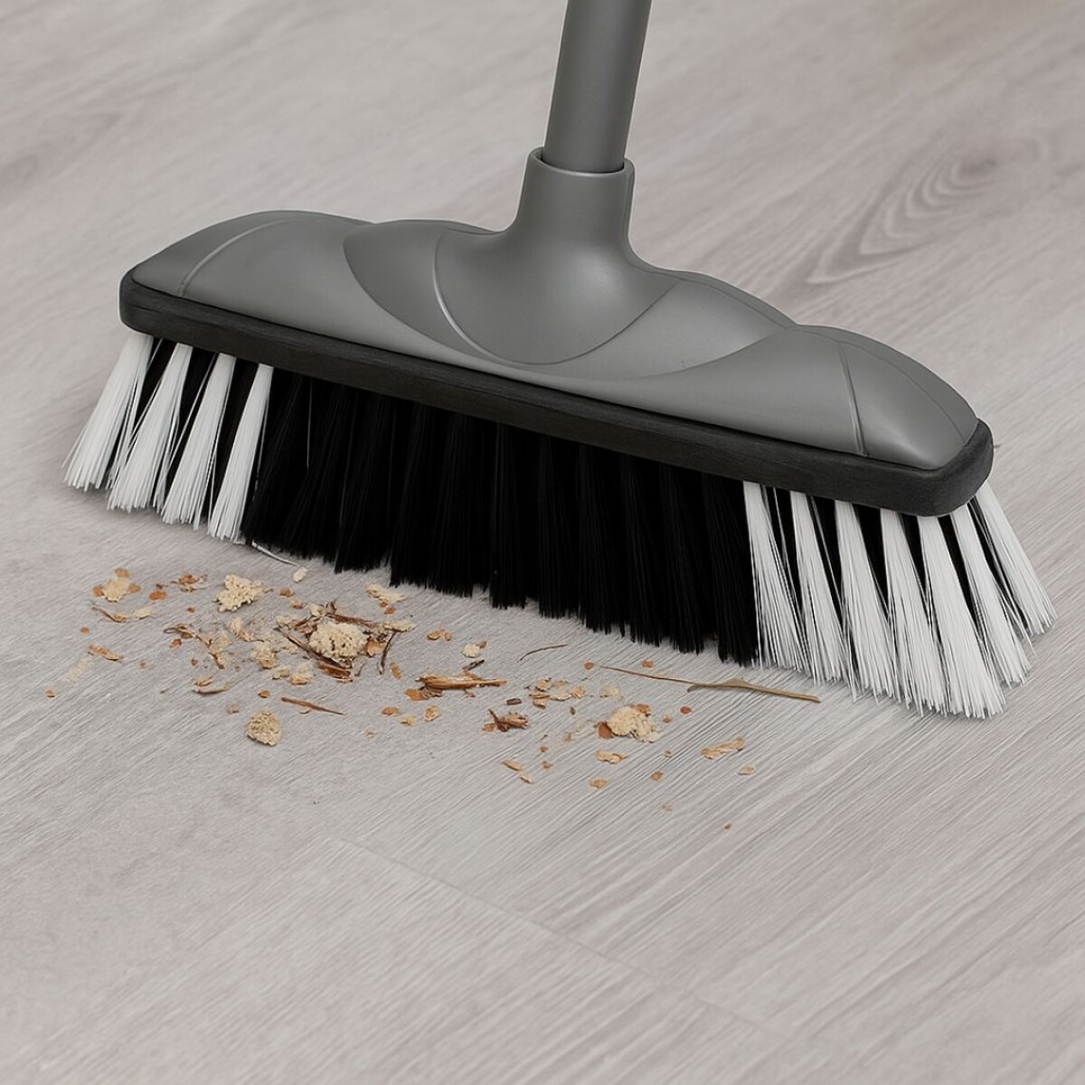 ESCOBA DE PLASTICO CON MANGO FIORY 