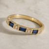 Anillo Evora de oro amarillo 18k con brillantes y zafiros Anillo Evora de oro amarillo 18k con brillantes y zafiros