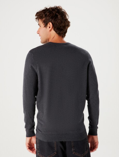 BUZ TEJIDO ESCOTE A LA BASE GRIS OSCURO