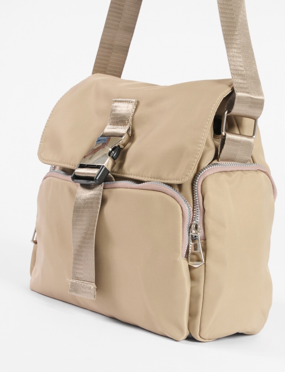 Bandolera de tela con tapa y hebilla - beige 
