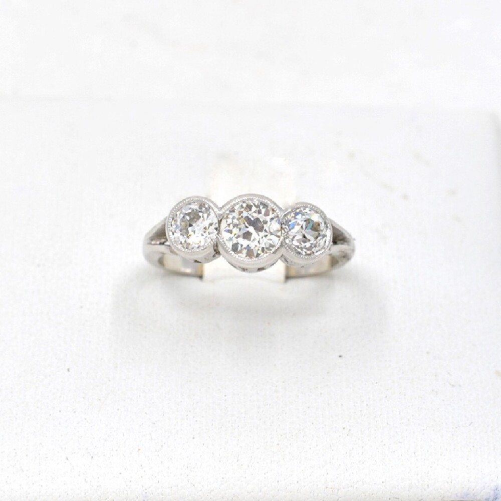 Anillo Platino Con 3 Brillantes, Nuevo, Estilo Antiguo Anillo Platino Con 3 Brillantes, Nuevo, Estilo Antiguo