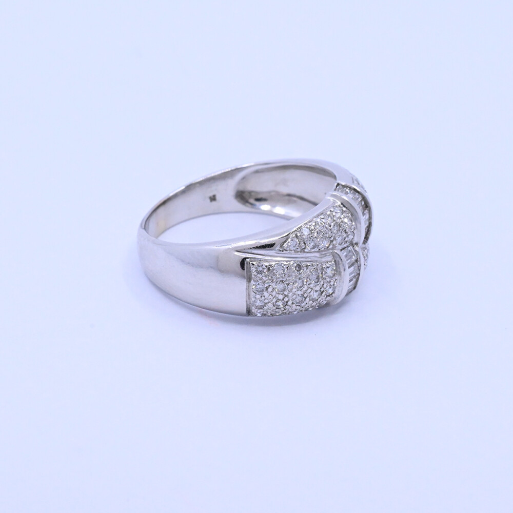 Anillo oro 18k blanco con brillantes baguette y redondos. Anillo oro 18k blanco con brillantes baguette y redondos.