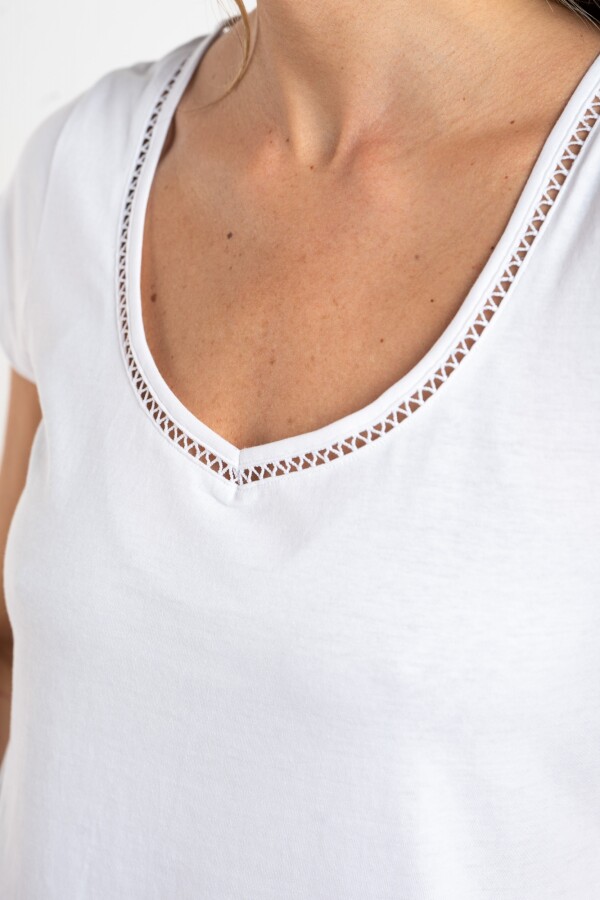 Remera Escote V Puntilla Blanco