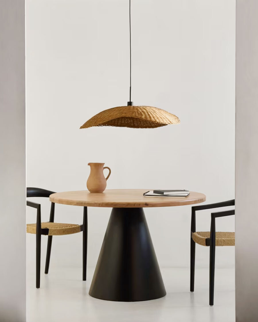 Mesa redonda Wilshire de madera maciza de acacia y patas de acero acabado negro Ø 120 cm Mesa redonda Wilshire de madera maciza de acacia y patas de acero acabado negro Ø 120 cm
