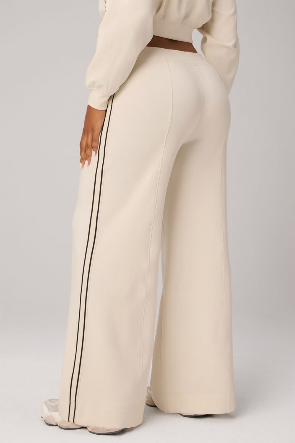 Pantalón Elevated Track Pant Mujer Almond Milk/Black