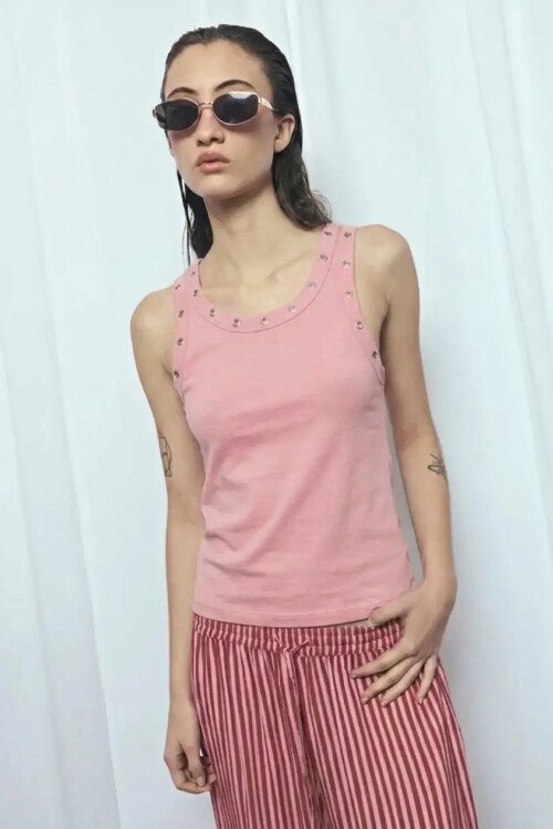 Musculosa con ojalillos PREVENTA rosa