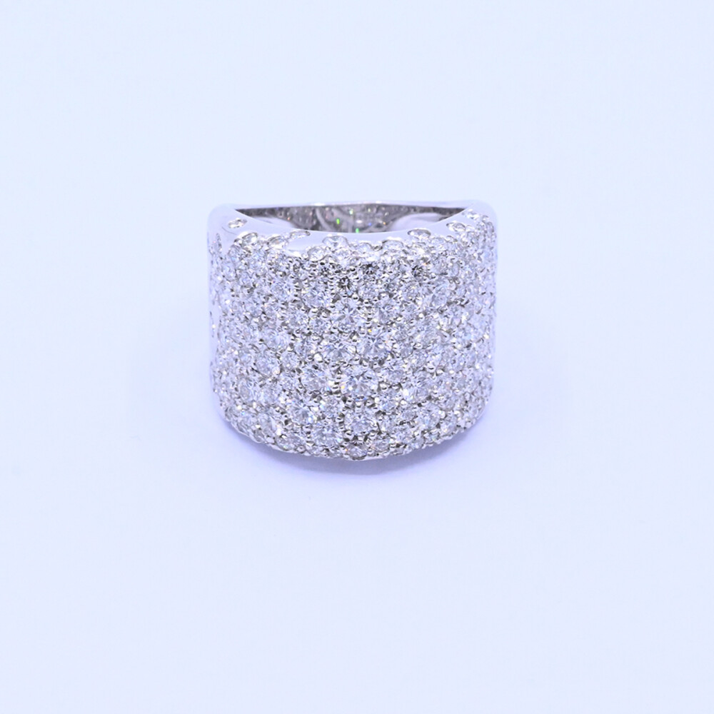 Anillo oro 18k blanco con brillantes engarce pavé. Anillo oro 18k blanco con brillantes engarce pavé.