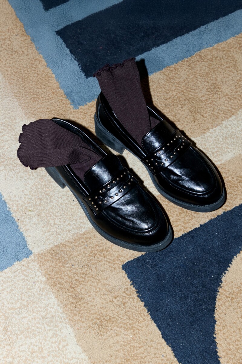 Mocasín con tachitas negro