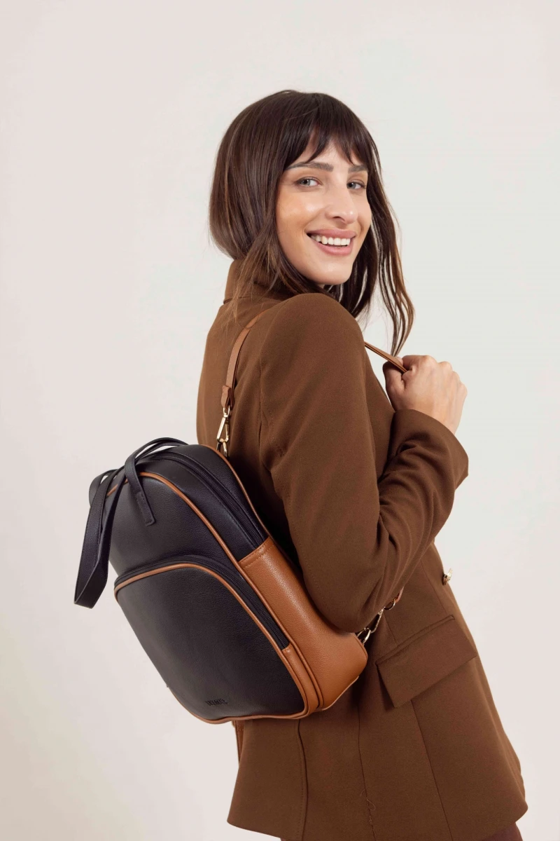 MOCHILA CLARA - NEGRO Y SUELA 