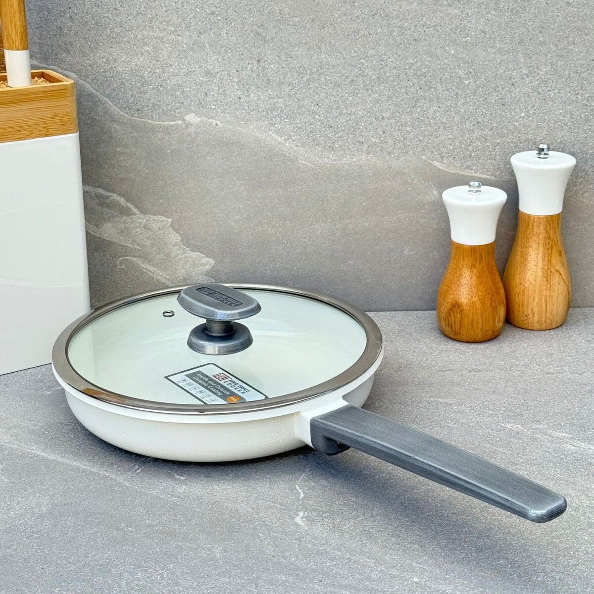 Sarten Antiadherente con Tapa de Vidrio y Mango Metálico 24cm - Blanco 
