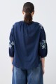 Blusa boho con bordados azul marino