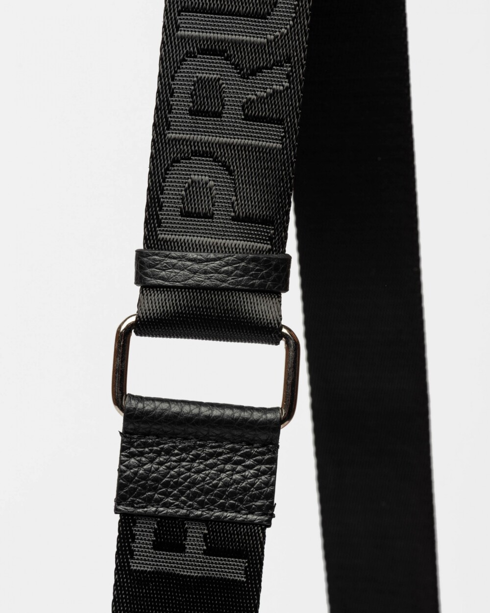 Bandolera The Circle En Cuero Graneado Negro