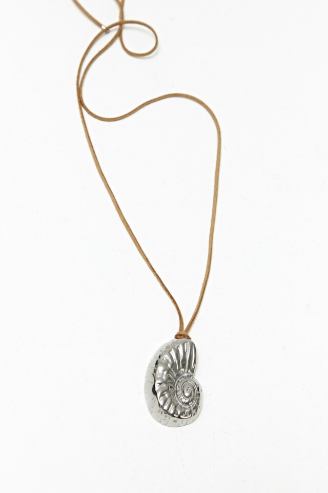 Collar con cordón y dije caracol en acero plateado