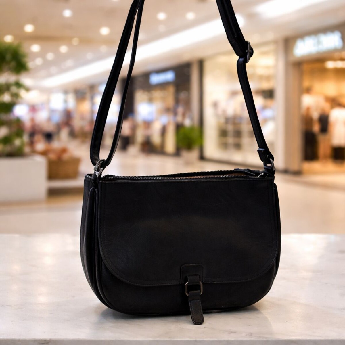 Cartera Bandolera de Dama en Cuero Sintético con Correa Ajustable - Negro 