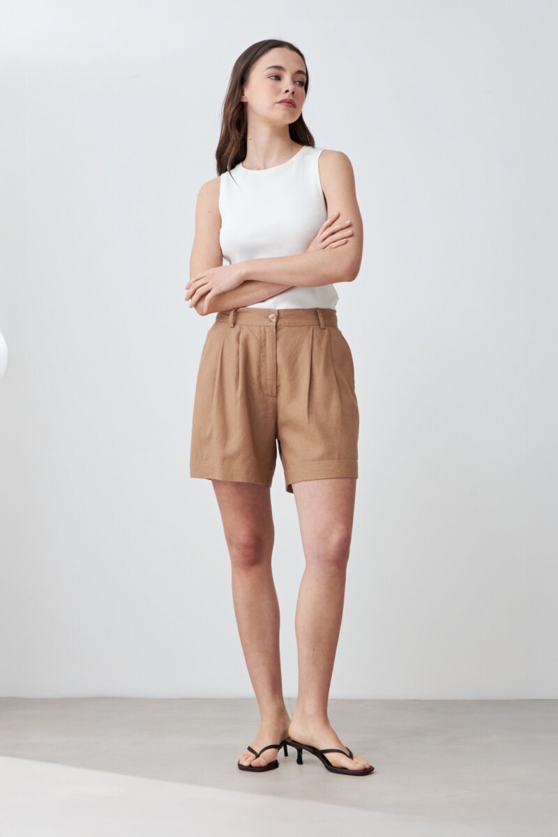 Short de lino con pinzas tostado