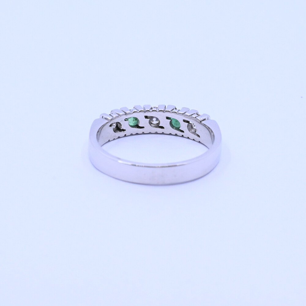 Anillo medio sin fin oro 18k blanco con esmeraldas y brillantes. Anillo medio sin fin oro 18k blanco con esmeraldas y brillantes.