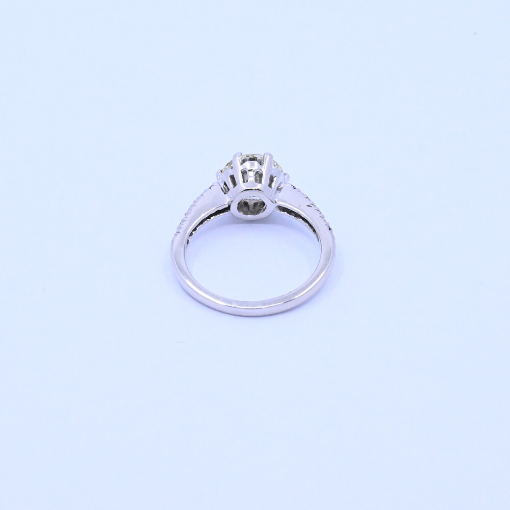 Anillo platino con brillantes. Anillo platino con brillantes.
