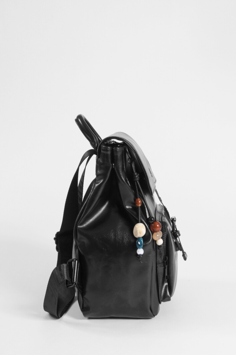Mochila con tapa y hebilla cuero vegano negro