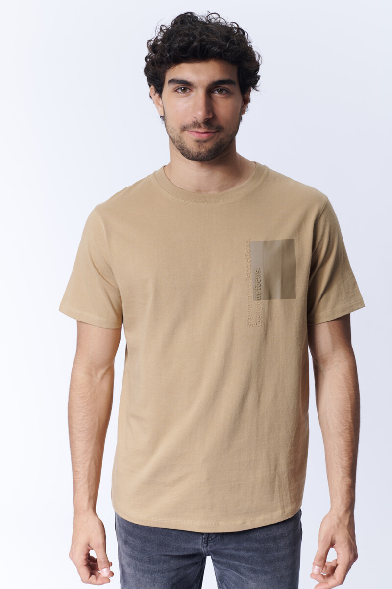 Remera - Estampa Relieve Marrón 