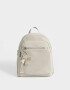 Mochilas Urbanas Mochila De Cuerina Con Charm - Blanco Crudo