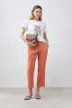 Remera con estampa y bordado floral blanco