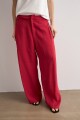 Pantalon recto con pinzas carmesí