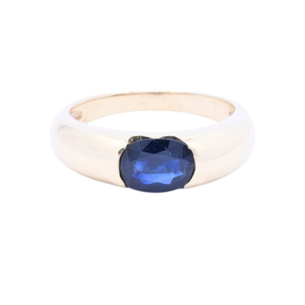 Anillo en oro 18 k bombé con zafiro azul oval. Anillo en oro 18 k bombé con zafiro azul oval.