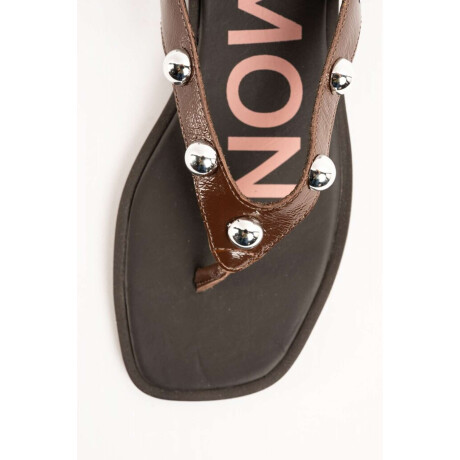 Sandalia Ojota Tachas Chocolate