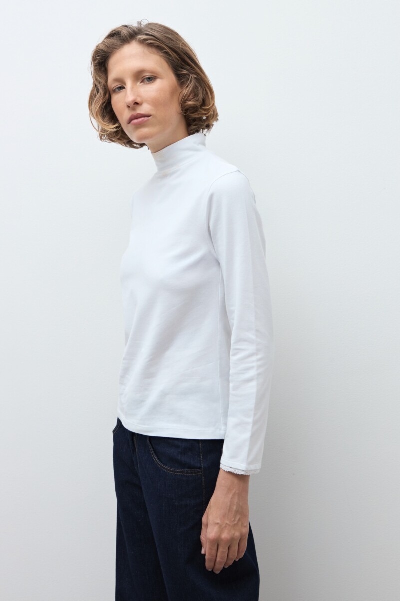 Remera puntilla en puños blanco