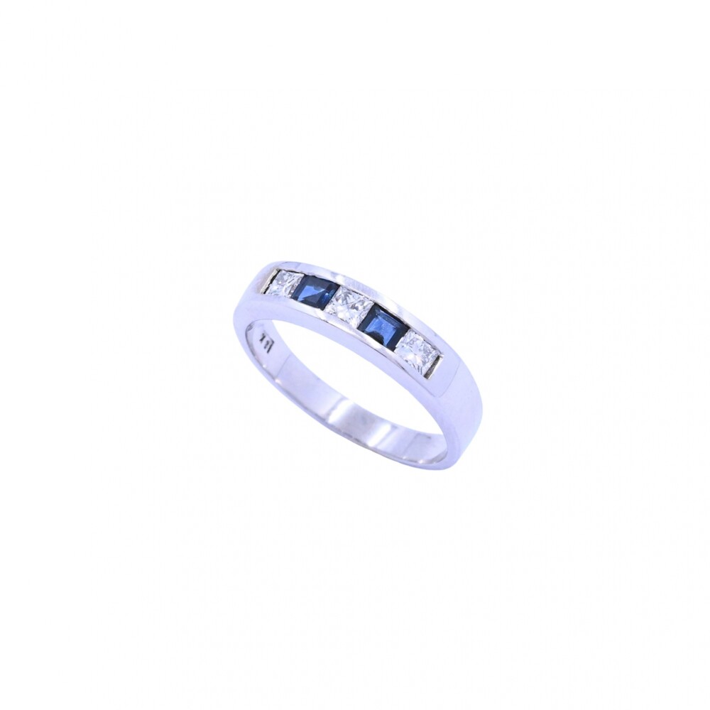 Anillo medio sin fin oro 18 k blanco, engarce carril con brillantes y zafiros azules. Anillo medio sin fin oro 18 k blanco, engarce carril con brillantes y zafiros azules.
